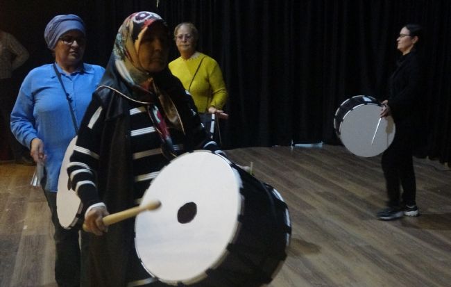 Kadın davulcular, ilk sahura vatandaşları manilerle uyandırdı