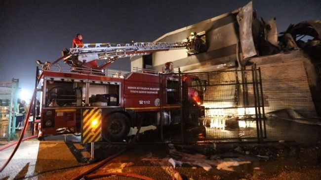 Mersin'de boya deposunda çıkan yangın söndürüldü