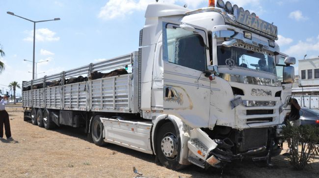 MERSİN’DE TIR İLE HAFİF TİCARİ ARAÇ ÇARPIŞTI: 5 YARALI
