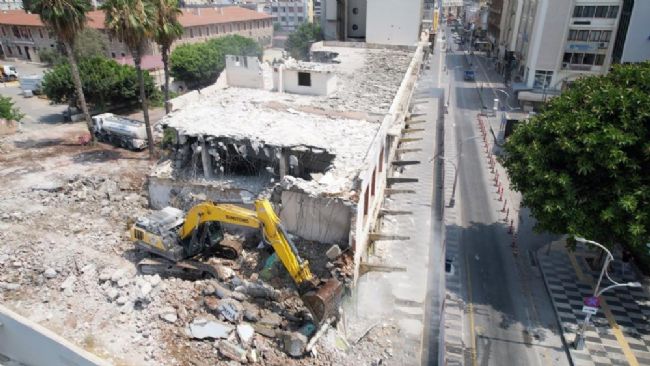 Mersin'de eski öğretmenevinin yıkımı gerçekleştirildi
