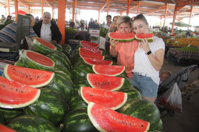 Silifke’de satılan İran ve Antalya karpuzuna Rus vatandaşlar büyük ilgi gösteriyor