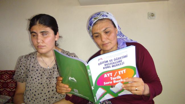 ANNESİ KİTAPLARI OKUDU, GÖRME ENGELLİ KIZI KAZANDI