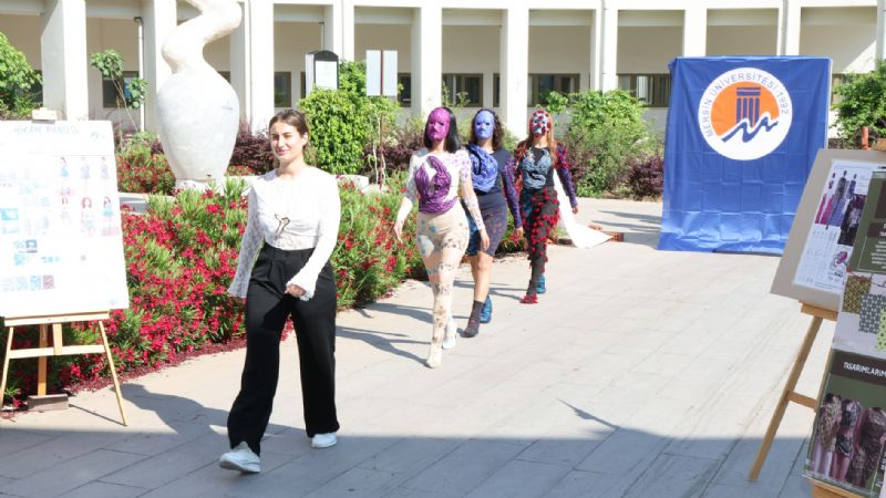 MERSİN ÜNİVERSİTESİ GÜZEL SANATLAR FAKÜLTESİ’NİN DEFİLESİ YOĞUN İLGİ GÖRDÜ