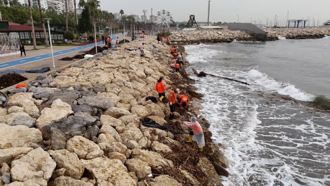 Mersin’de selin izleri sahillerden siliniyor