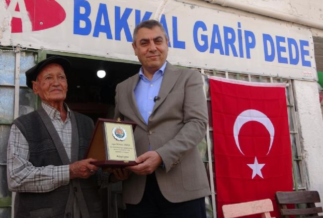  Köyün 'Garip Dedesi' valiye türkü söyledi