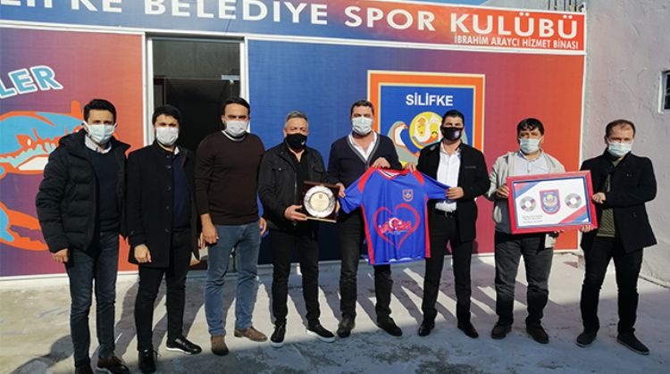 MERSİNLİ SANATÇIDAN SİLİFKE BELEDİYESPOR’A MARŞ JESTİ