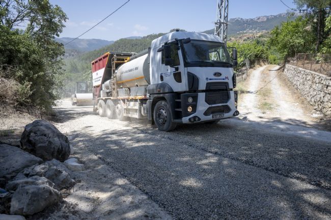 Mersin'de kırsal mahallelerde yol yapım çalışmaları sürüyor
