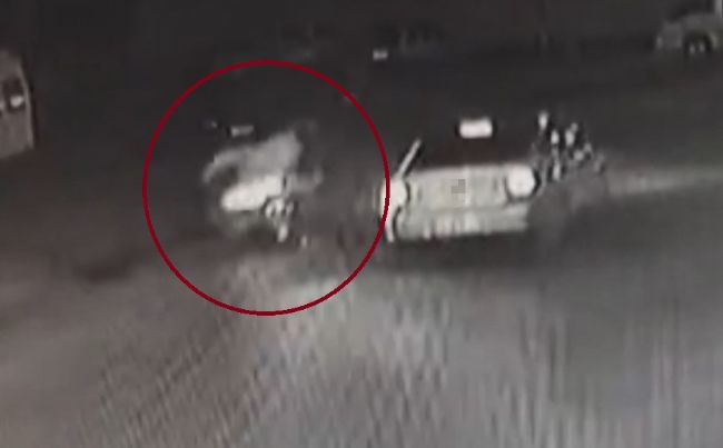 Kaza anı kamerada: Otomobil ile motosiklet çarpıştı