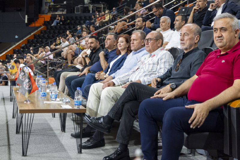 BAŞKAN SEÇER VE MERAL SEÇER CARETTALARA TRİBÜNDEN DESTEK VERDİ