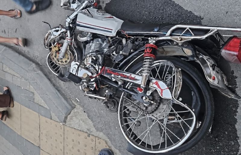 MERSİN'DE OTOMOBİLLE ÇARPIŞAN MOTOSİKLET SÜRÜCÜSÜ AĞIR YARALANDI