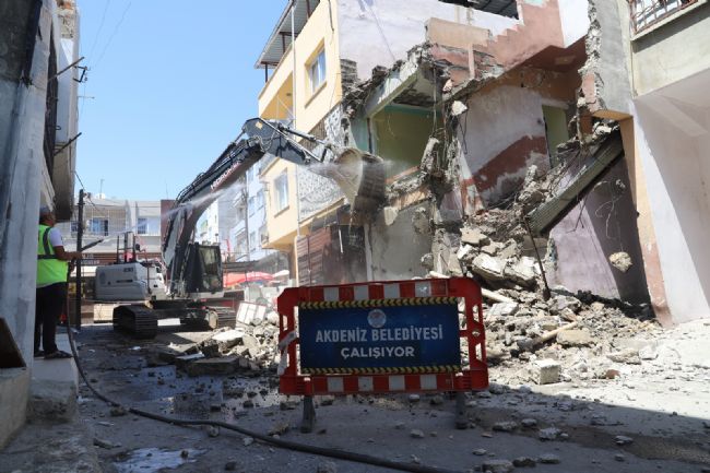 Akdeniz’de tehlike yaratan yapılar yıkılıyor