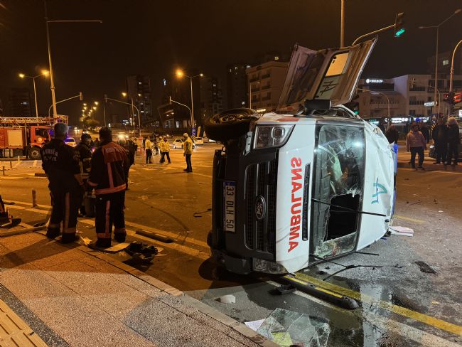 Mersin'de ambulans ile otomobil çarpıştı: 1'i ağır 7 yaralı