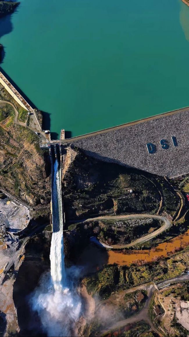 Kıbrıs'a içme suyu sağlayan baraj doldu, insan silueti ortaya çıktı