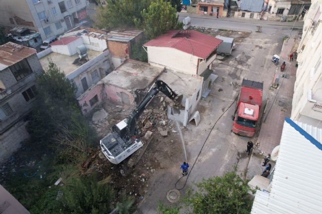 AKDENİZ’DE AĞIR HASARLI BİNANIN KONTROLLÜ YIKIMI GERÇEKLEŞTİ