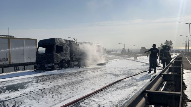 Mazot yüklü tanker alev alev yandı, gökyüzünü kara dumanlar kapladı