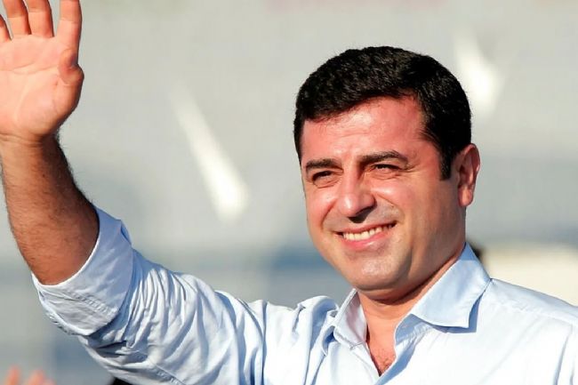 SELAHATTİN DEMİRTAŞ’A “CUMHURBAŞKANINA HAKARET” SUÇUNDAN HAPİS CEZASI