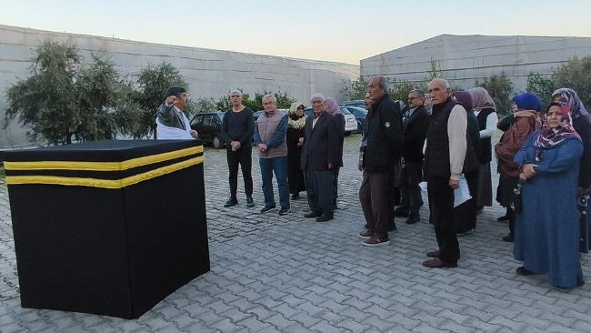 Anamur’da hacı adaylarına Kabe maketiyle uygulamalı eğitim