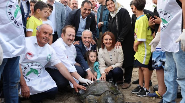 TEDAVİLERİ TAMAMLANAN DENİZ KAPLUMBAĞALARI DENİZE BIRAKILDI