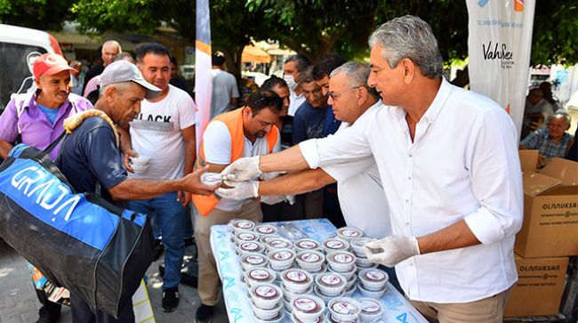 18 FARKLI NOKTADA 20 BİN ADET AŞURE DAĞITTILAR