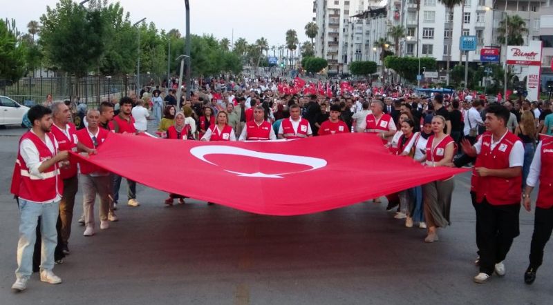 Mersin'de 15 Temmuz yürüyüşü düzenlendi, demokrasi nöbeti tutuldu