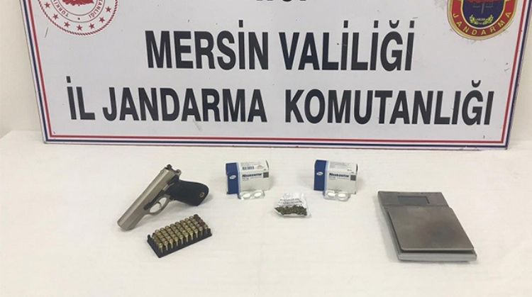MERSİN’DE BİR EVDE YAPILAN ARAMADA UYUŞTURUCU ELE GEÇİRİLDİ