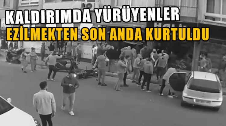 MERSİN’DE KONTROLDEN ÇIKAN ARAÇ, KALDIRIMA ÇIKARAK İŞ YERİ VİTRİNİNE ÇARPTI