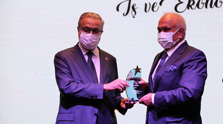 BAŞKAN TOLLU’YA ÖDÜL VERİLDİ