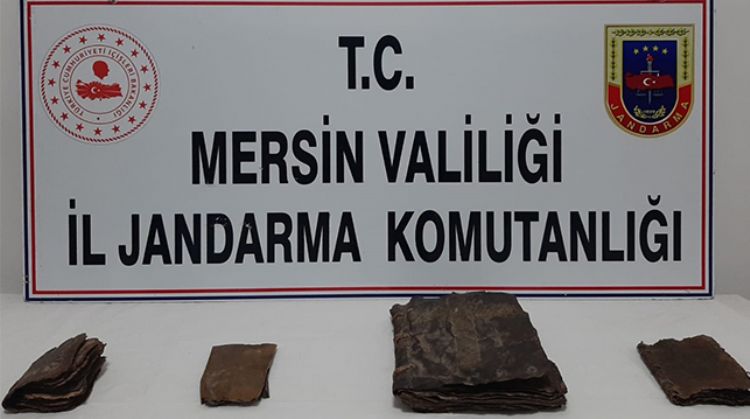 MERSİN'DE TARİHİ ESER NİTELİĞİ TAŞIDIĞI DÜŞÜNÜLEN DERİ EL YAZMALI 4 KİTAP ELE GEÇİRİLDİ