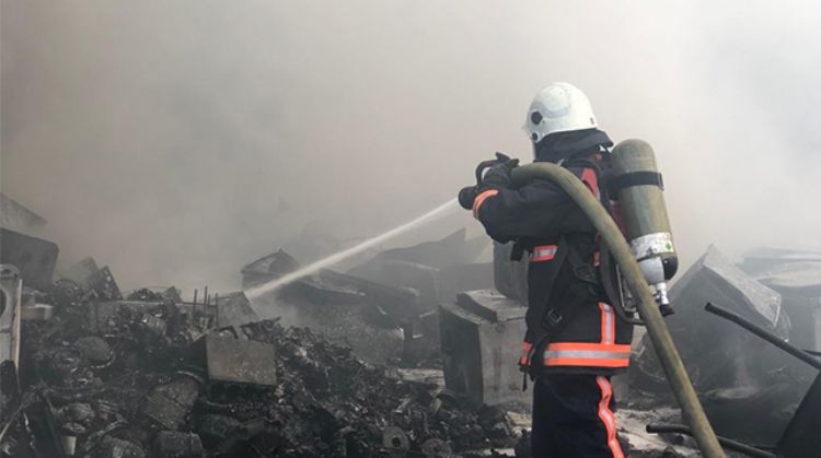 TARSUS SANAYİ SİTESİNDEKİ YANGIN KISA SÜREDE KONTROL ALTINA ALINDI