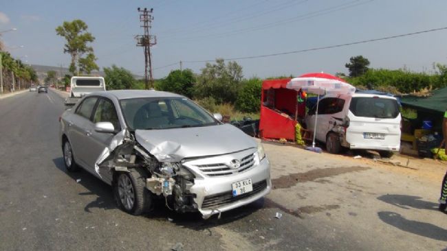 Yol kenarında duran otomobile çarpan aracın sürücüsü kaçtı