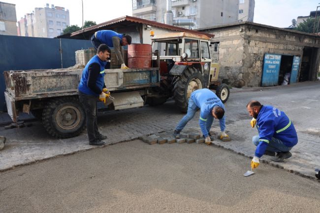 Akdeniz'de yol ve kaldırım yenileme çalışmaları sürüyor
