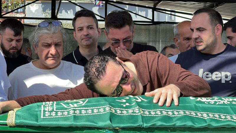 ŞARKICI ATİLLA TAŞ'IN KIZI GÖZYAŞLARI ARASINDA TOPRAĞA VERİLDİ