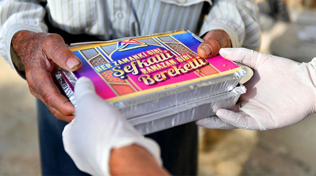 BÜYÜKŞEHİR BELEDİYESİ, SON İFTAR YEMEĞİNİ DAĞITTI