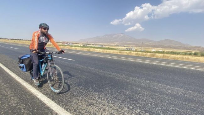 Mersinli bisikletçi Van Gölü için pedal çevirdi