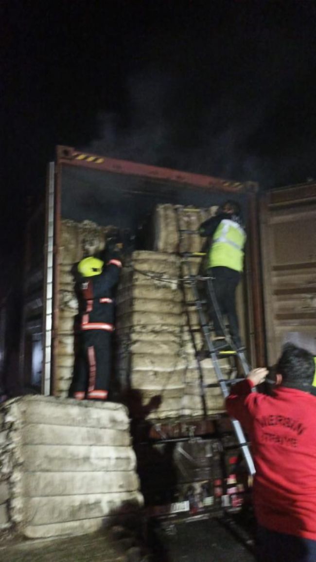 Tarsus’ta Pamuk Yüklü Tırda Yangın Meydana Geldi