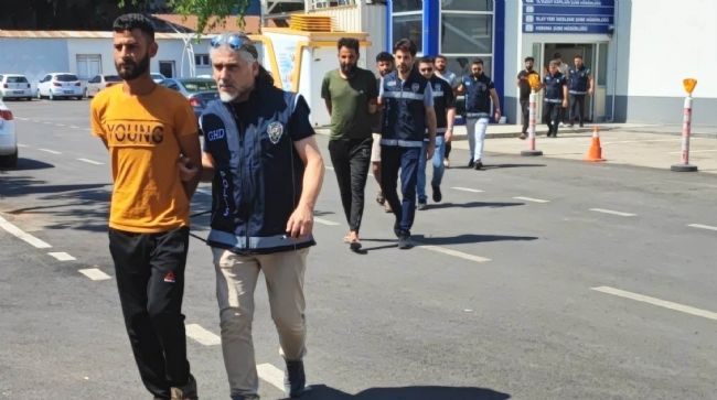 KAÇAK GÖÇMENLERİ BİN 500 DOLARA GETİREN 7 ŞÜPHELİ YAKALANDI
