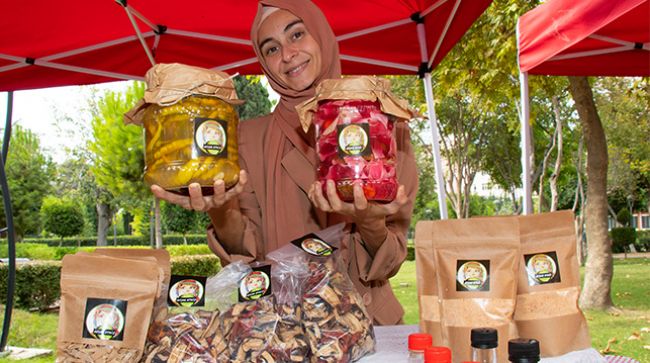 ÜRETİCİ KADINLAR SATTIKLARI İLE GEÇİMLERİNE KATKI SAĞLIYOR