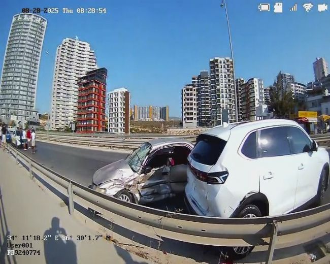 Araçta sıkışan sürücüyü itfaiye kurtardı