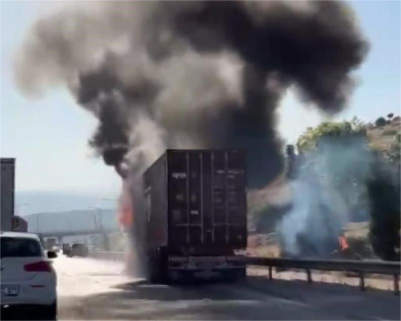 Tarsus'ta 24 ton çikolata yüklü tır yandı