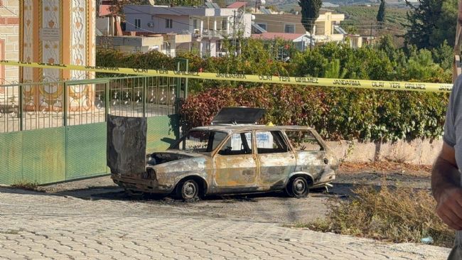 Mersin'in Tarsus ilçesinde bir şahıs, av tüfeğiyle 13 yaşındaki çocuğu öldürüp, onun kuzenini de yaralandıktan sonra otomobilini yakıp intihar etti