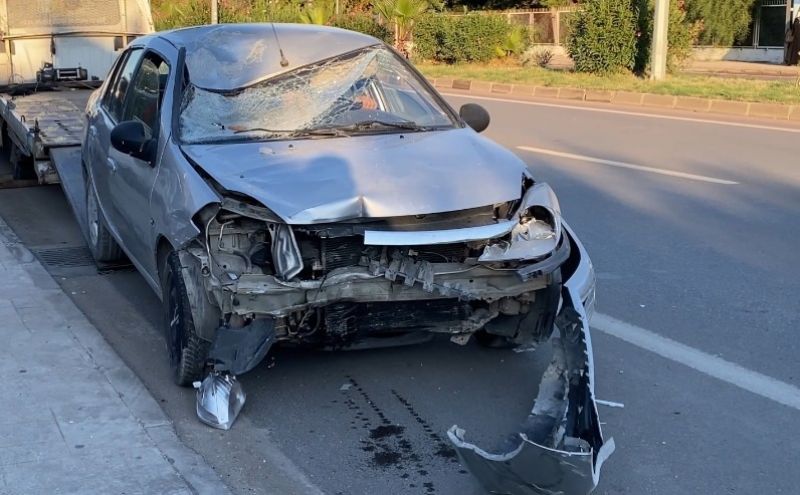 OTOMOBİL PARK HALİNDEKİ ARAÇLARA VE YAYAYA ÇARPTI