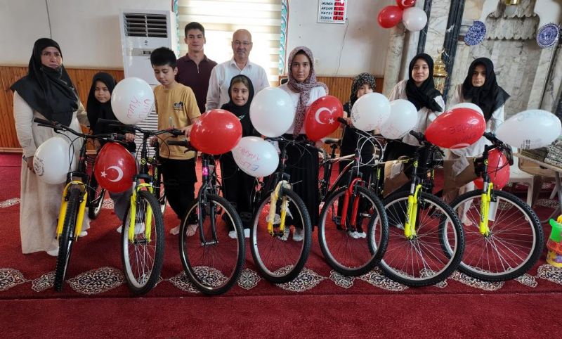  İmamın gönüllere dokunan geleneği: 26 yıldır çocukları ödüllendiriyor