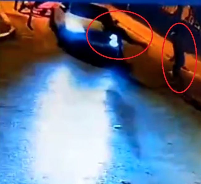 Denetimi görünce polislere çarpıp kaçtı