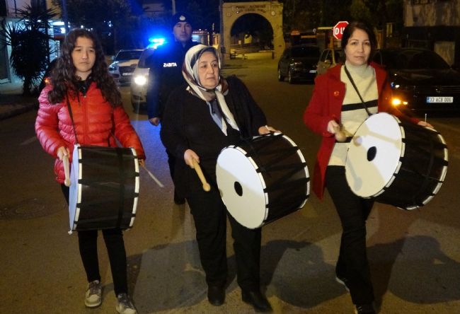 Mersin'de Kadın Davulcular, Manilerle Sahura Uyardı