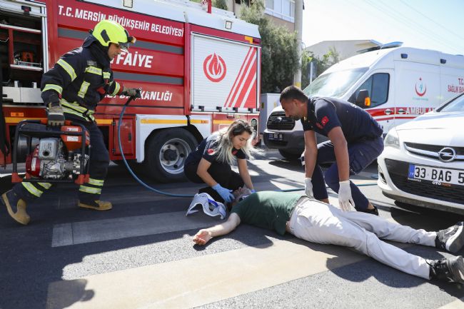 İtfaiyeden nefes kesen trafik tatbikatı