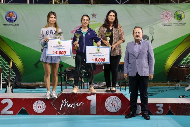 Kadınlar Günü Tenis Turnuvası'nda dereceye girenlere ödülleri verildi