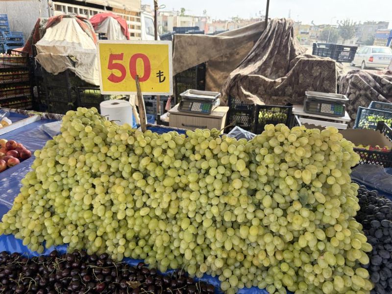 Tarsus'ta üzüm üreticileri fiyat farkına tepki gösterdi
