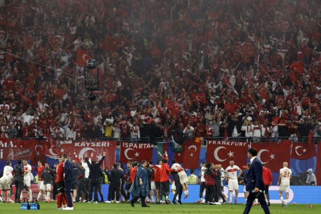 ÇEYREK FİNALDEYİZ: 1-2