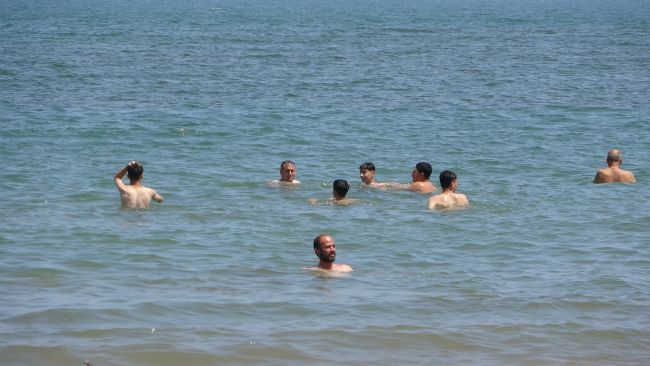 Mersin'de vatandaşlar serinlemek için deniz ve gölgelere akın ediyor