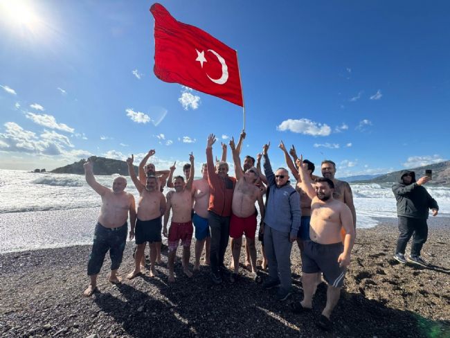 Mersin'de gelenek bozulmadı, yeni yılın ilk gününde denize girdiler